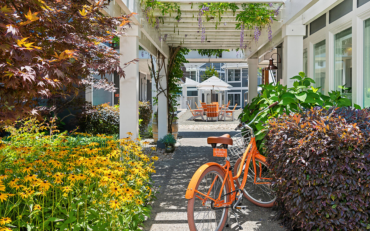 courtyard area with lounge seating and a bike at UpValley Inn in Calistoga